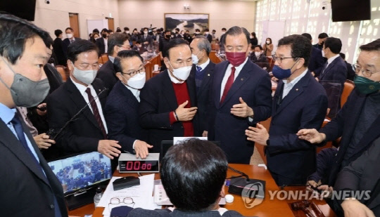 28일 서울 여의도 국회에서 열린 농림축산식품해양수산위원회(이하 농해수위) 전체회의에서 양곡관리법 개정안의 본회의 직회부 안건 처리를 놓고 국민의힘 의원들과 민주당 의원들이 설전을 벌이고 있다. <연합뉴스>